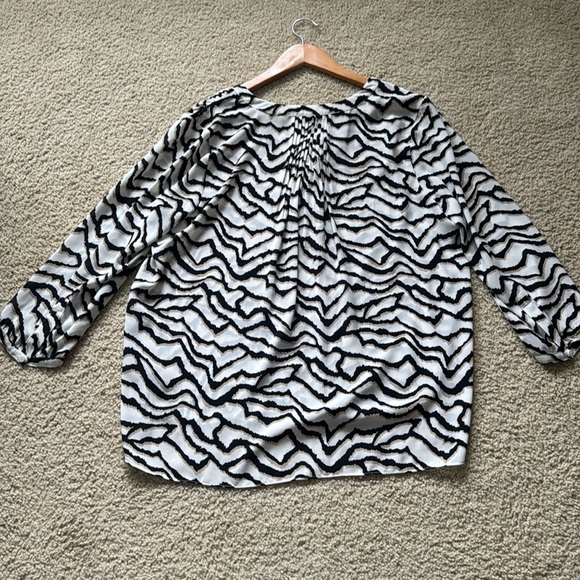 NYDJ Pintuck Blouse Medium Animal Print Black White Tan - Picture 2 of 8